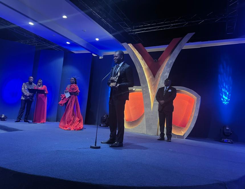 Stanis Bujakera avec le trophée Muana Mboka