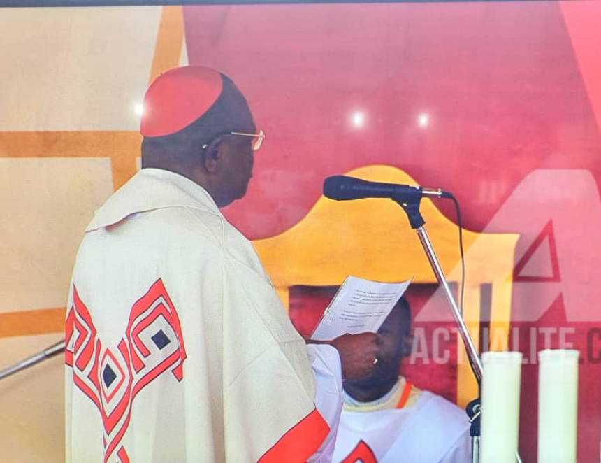 Le Cardinal Ambongo célèbre s'adressant au Pape François lors de la messe le 1er février à Kinshasa