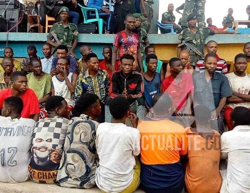 Les miliciens Mobondo lors du procès au stade du 30 juin à Kikwit 