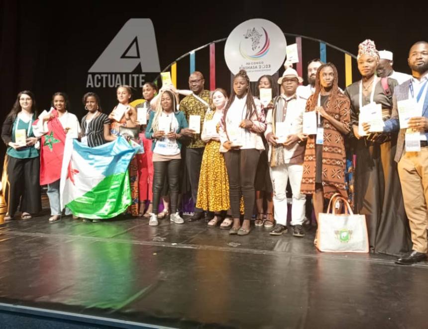Photo de famille avec tous les représentants des Etats qui ont pris part au concours de littérature/nouvelle