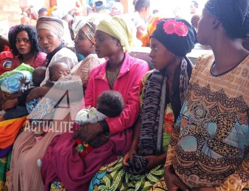 Femmes et bébés dans un centre de prise en charge de malnutrition à Kaniola 