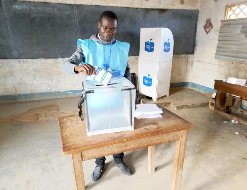 Un agentd e la CENI vote dans un bureau au centre Epo Ville à Bunia
