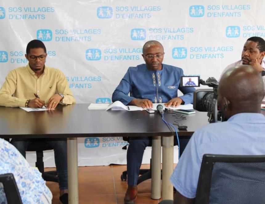 Les membres de l'équipe de gestion SOS Villages d'Enfants en RDC en conférence de presse à Kinshasa