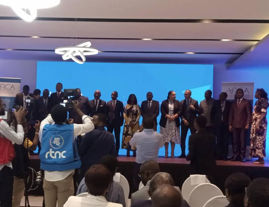 Photo de famille entre le DG de l'ARCA et ses invités 