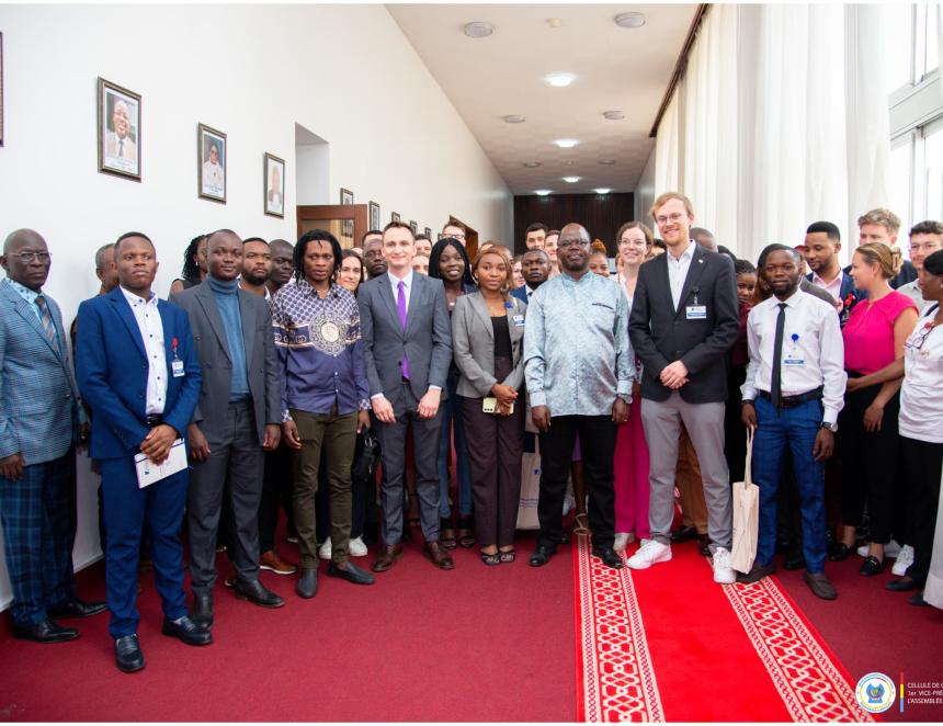 Jean-Claude Tshilumbayi et une délégation des étudiants de Konrad 