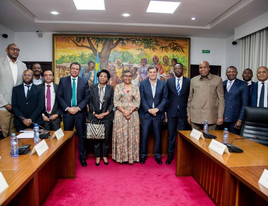 La Première Ministre Judith SUMINWA TULUKA a échangé, ce mardi 27 août à la Primature, avec M. Paul Hinks, Directeur général de la société MYHYDRO, accompagné de sa délégation