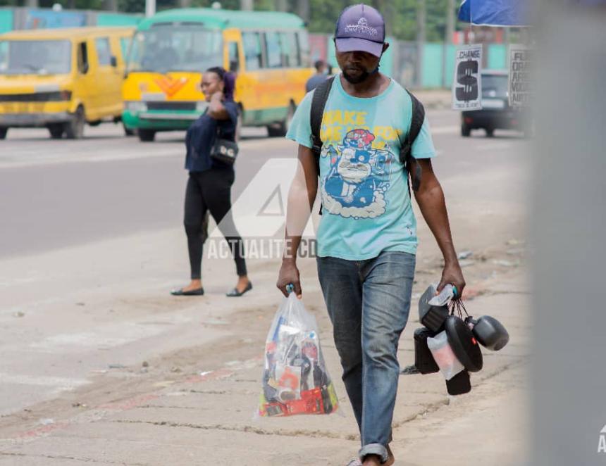 Un vendeur ambulant dans les rues de Kinshasa