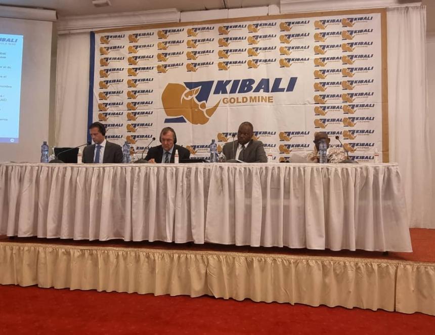 Au milieu Mark Bristow, PDG de Barrick, avec Cyrille Mutombo, DG de Kibali Gold, lors de la Conférence de presse