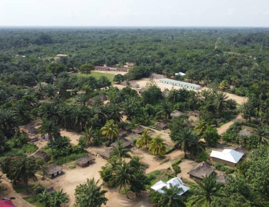 Vue aérienne du village Isongo, situé à plus de 60 kilomètres de la ville d'Inongo dans le Maï-Ndombe