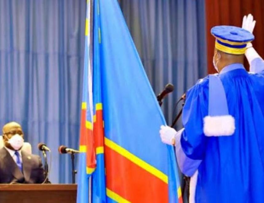 Tshisekedi recevant le serment d'un haut magistrat