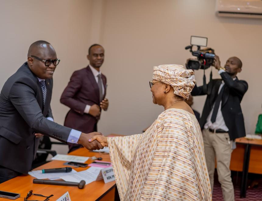 Poignée de main entre la gouverneure de la BCC, Kabedi Malangu Mbuyi et le président de la commission ECOFIN de l'Assemblée nationale, Guy Mafuta Kabongo 