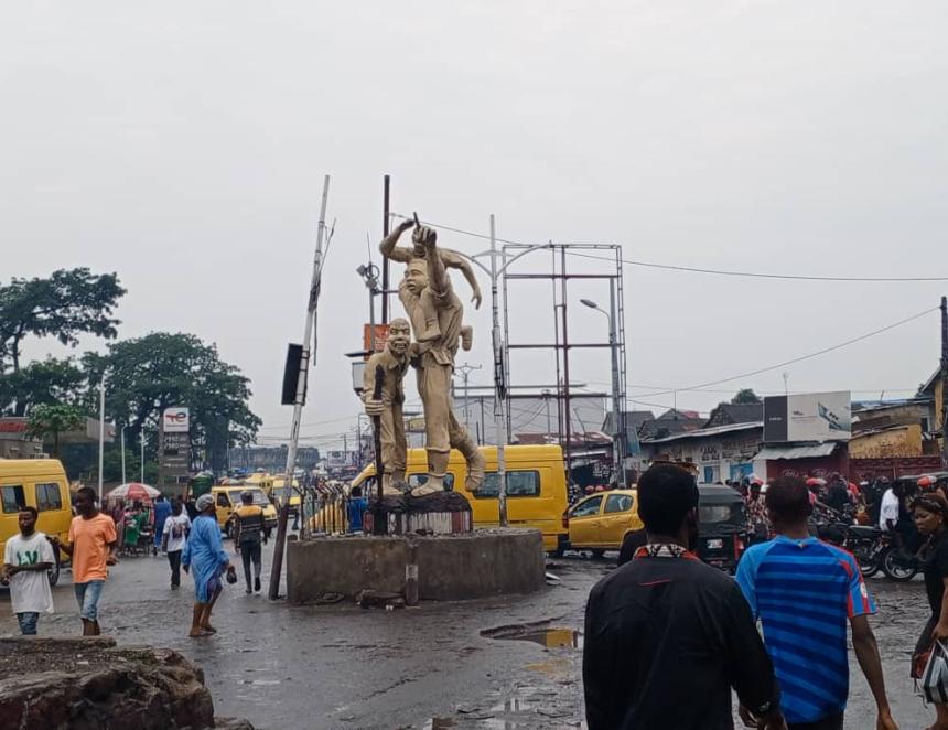 Statut des ancêtres de Matete, au rond-point Mongo dans la même commune après la pluie du 14 juin à Kinshasa