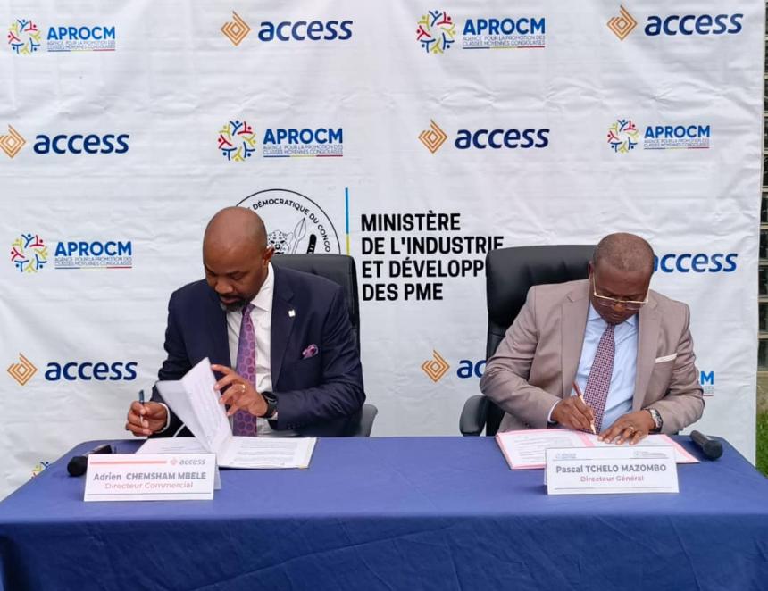 Adrien Chemsham et Pascal Tchelo, respectivement Directeur commercial à Access bank RDC et DG d'Aprocm, lors de la signature de l'accord à Kinshasa