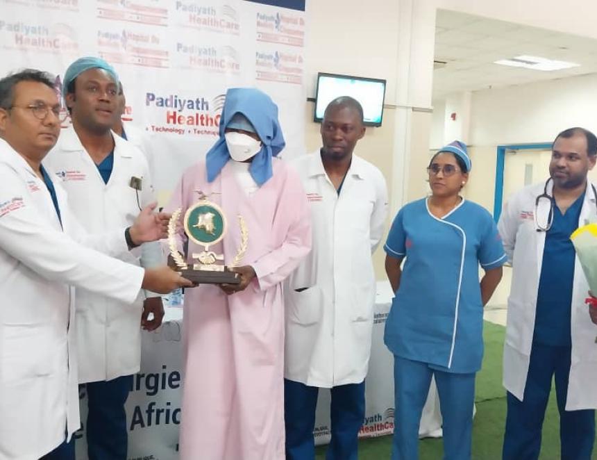 Les médecins et le patient guéri du cœur après une première intervention chirurgicale de la spécialité à l'hôpital du Cinquantenaire 