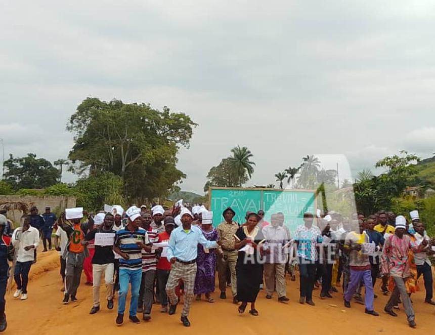 des enseignants manifestants à Popokabaka