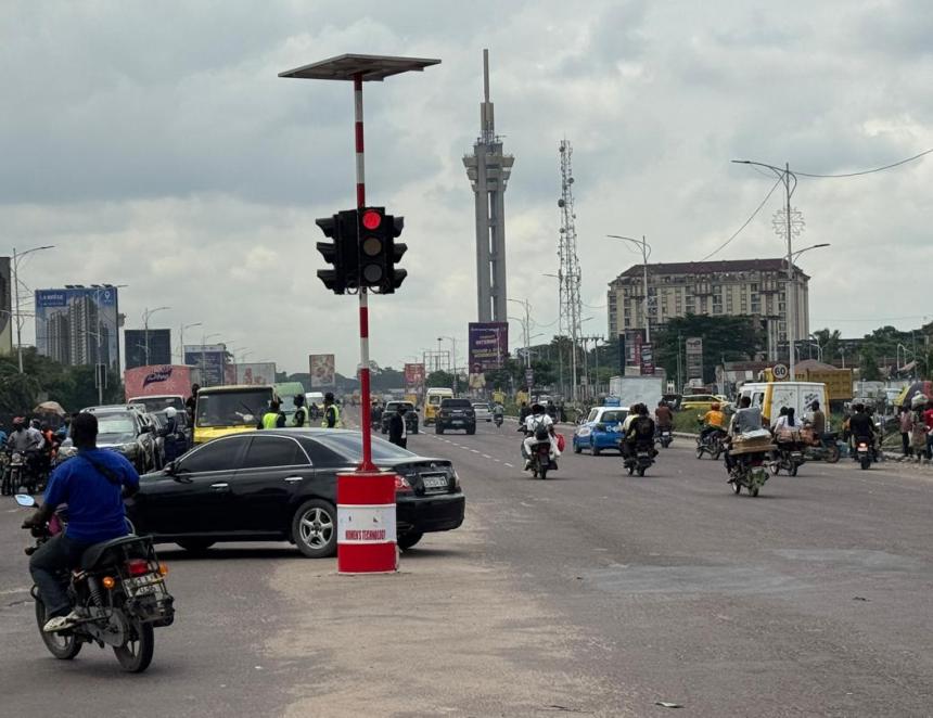 A Kinshasa, capitale de la RDC, des feux de signalisation conçus et fabriqués localement 