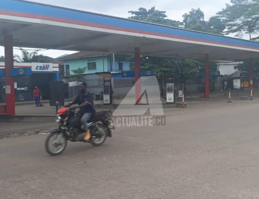 Une station-service à Kinshasa, mercredi 25 mars 2026