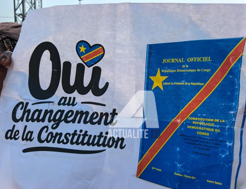 Une affiche de campagne pour le changement de constitution 