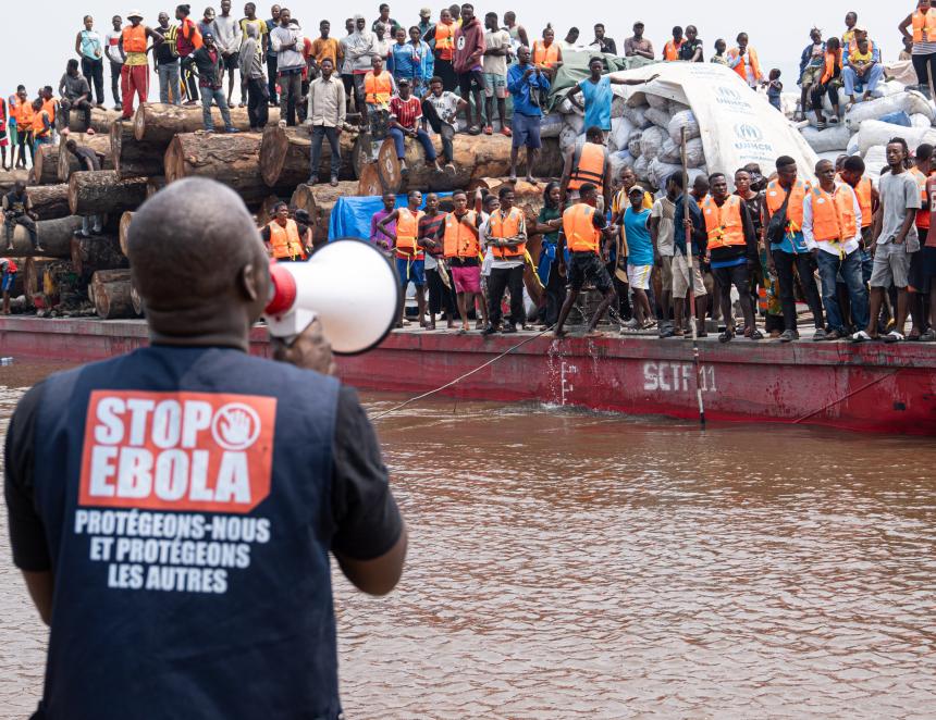 Ebola-Sensibilisation à l'approche d'une embarcation près de Kinshasa