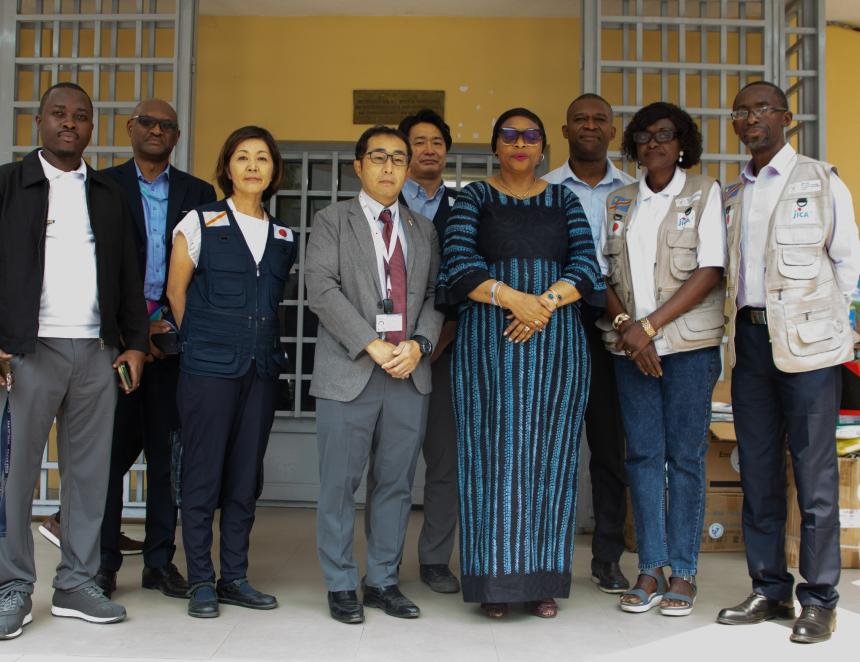 Le représentant pays de la JICA aux côtés de la Directrice de la DSE lors de la cérémonie de remise des intrants 