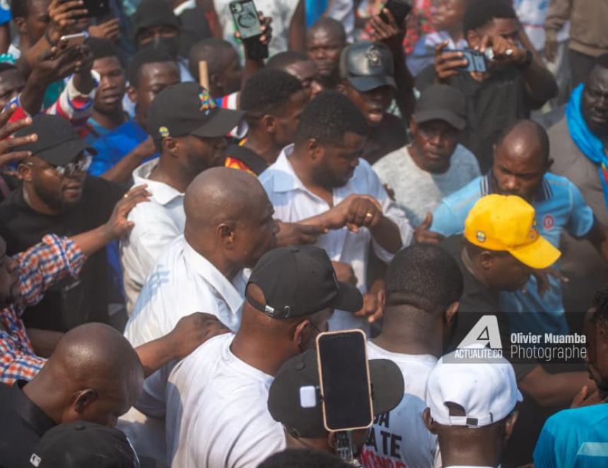 Fayulu dans la foule 