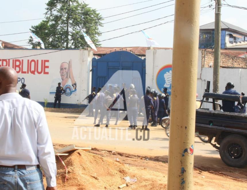 Des policiers devant le siège d'Ensemble pour la république à Kisangani