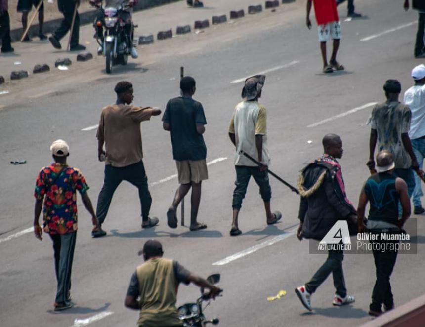 Des personnes munies d'armes blanches pour empêcher la marche de l'opposition