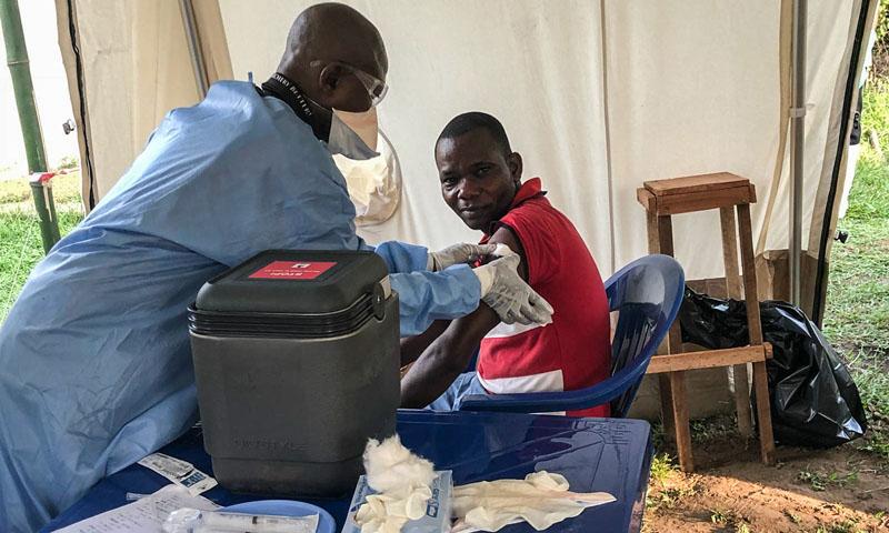 Un infirmier vaccine un contact contre Ebola / Ph. Tiers Un infirmier vaccine un contact contre Ebola / Ph. Tiers