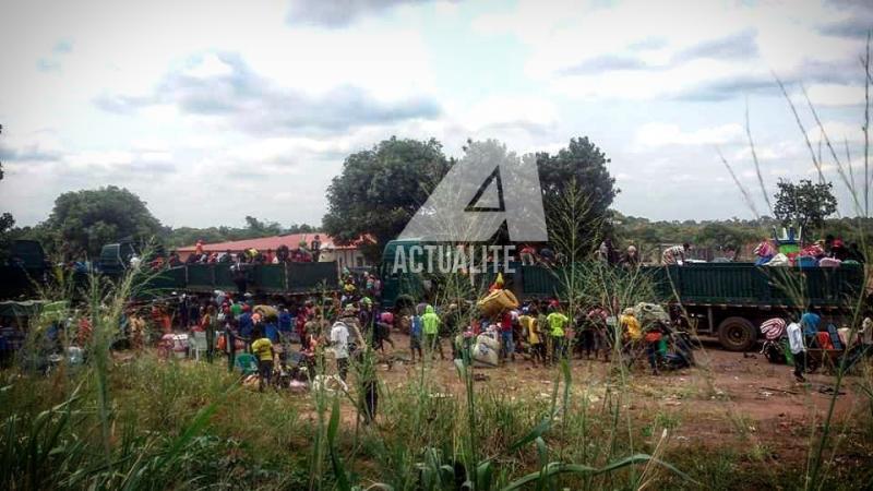 Des refoulés congolais à bord de 3 camions de la police Angolaise / Photo ACTUALITE.CD Des refoulés congolais à bord de 3 camions de la police Angolaise / Photo ACTUALITE.CD