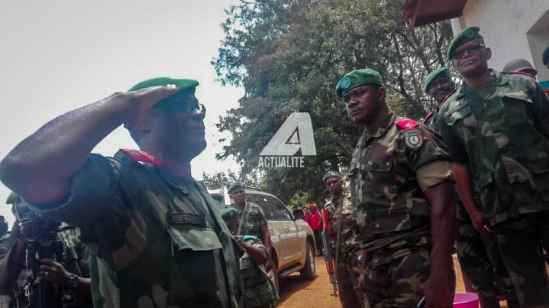 Le général Célestin Mbala, chef d'état-major général des FARDC recevant l'honneur militaire à Beni