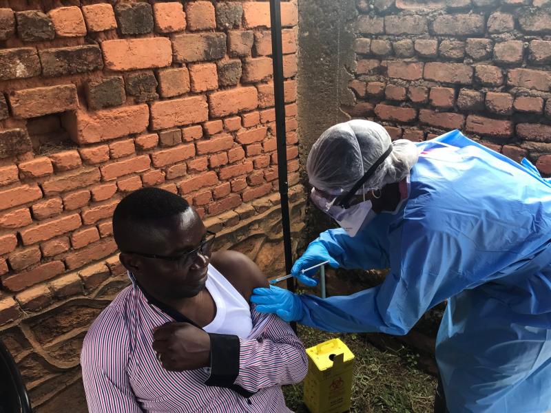Le gouverneur Julien Paluku reçoit une piqûre Anti - Ebola à Butembo le 04 / 10/ 2018 / Photo Droits Tiers Le gouverneur Julien Paluku reçoit une piqûre Anti - Ebola à Butembo le 4/10 / 2018 / Photo Droits Tiers