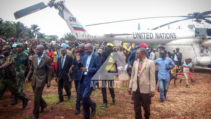 Arrivée du gouverneur Marc Mayanga à Kamako où des milliers de congolais réfoulés d'Angola vivent dans des conditions difficiles Arrivée du gouverneur Marc Mayanga à Kamako où des milliers de congolais réfoulés d'Angola vivent dans des conditions difficiles