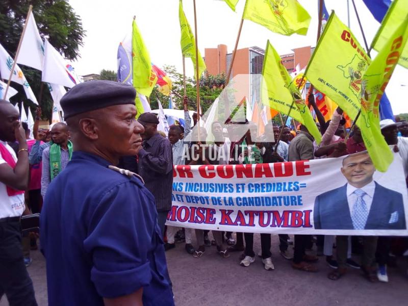 Militants d'Ensemble devant la Cour Suprême (Photo ACTUALITE.CD) Militants d'Ensemble devant la Cour Suprême (Photo ACTUALITE.CD)