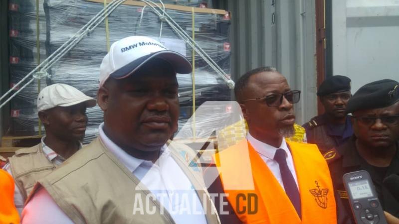 Corneille Nangaa recevant les machines à voter à Matadi