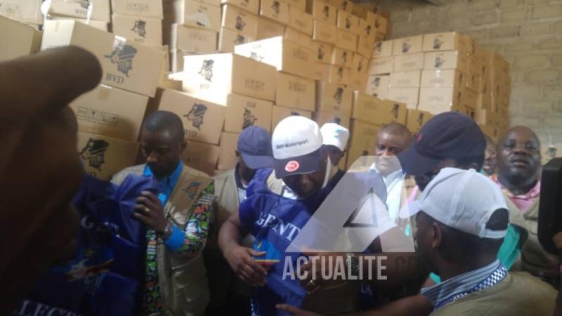 Lot des machines à voter reçu par la CENI à Matadi (Photo Fonseca Mansianga