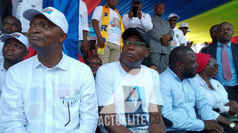 Le candidat du FCC, Ramazani Shadary, et le ministre de l'Intérieur, Henri Mova, lors du meeting de la plateforme du pouvoir au Stade Tata Raphaël / Ph. Christine Tshibuyi