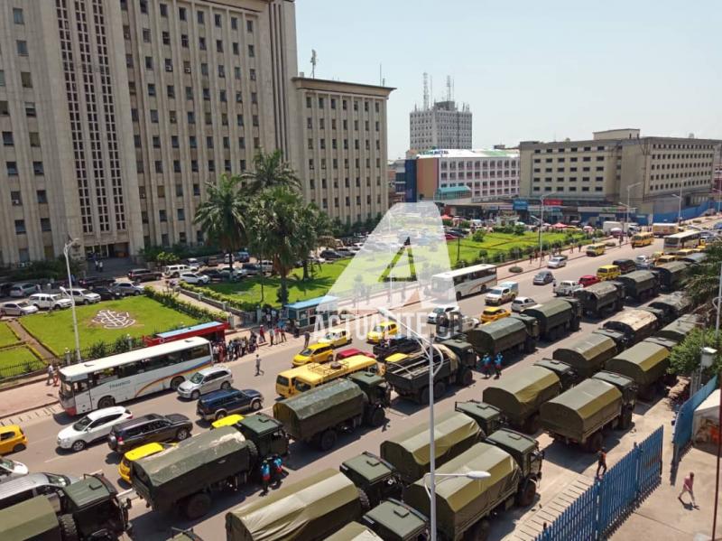 Plusieurs dizaines des véhicules alignés sur le boulevard du 30 juin à l'occasion de la cérémonie de remise des équipements d'appui à la logistique électorale Plusieurs dizaines des véhicules alignés sur le boulevard du 30 juin à l'occasion de la cérémonie de remise des équipements d'appui à la logistique électorale