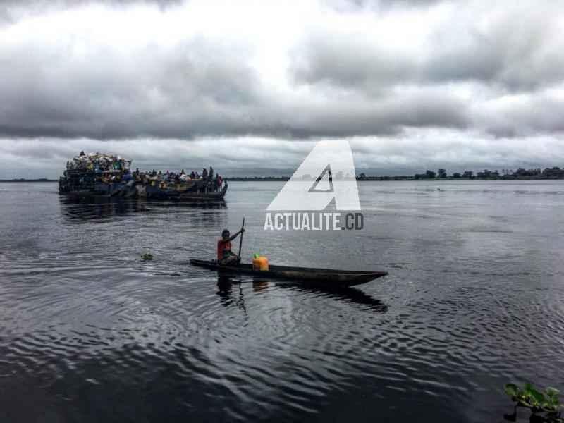 Une embarcation en provenance de Gemena sur le Fleuve Congo (Photo Patient Ligodi/ACTUALITE.CD) Une embarcation en provenance de Gemena sur le Fleuve Congo (Photo Patient Ligodi/ACTUALITE.CD)
