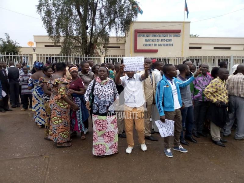 Manifestations des enseignants devant le gouvernorat du Sud-Kivu Manifestation des enseignants devant le gouvernorat du Sud-Kivu. Ils protestent contre l'insécurité.