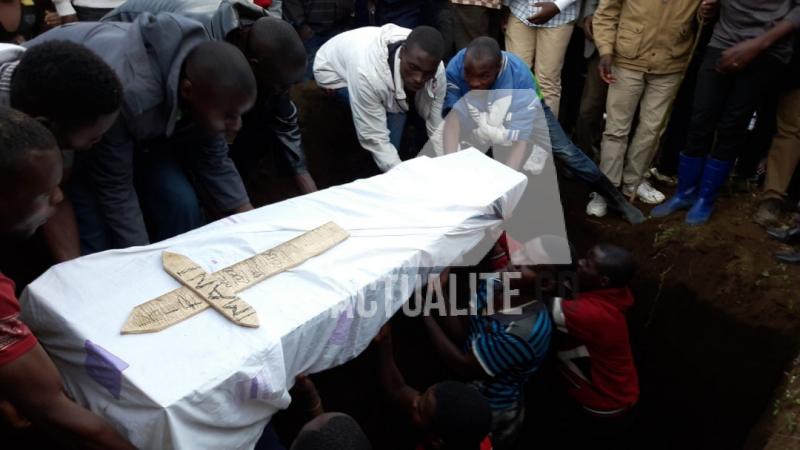 Inhumation après l'attaque de Rubaya (Photo ACTUALITE.CD) Inhumation après l'attaque de Rubaya (Photo ACTUALITE.CD)