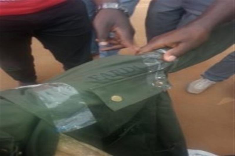 Une tenue de FARDC Une tenue de FARDC