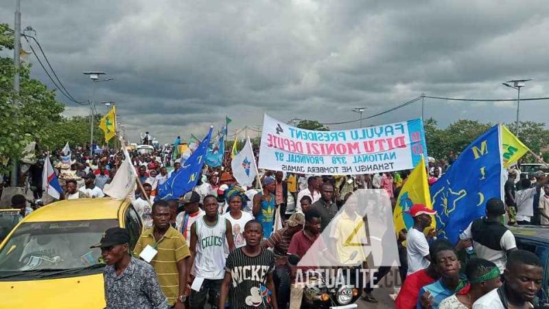 Les militants accompagnent le cortÃ¨ge de Martin Fayulu de l'aÃ©roport de N'djili