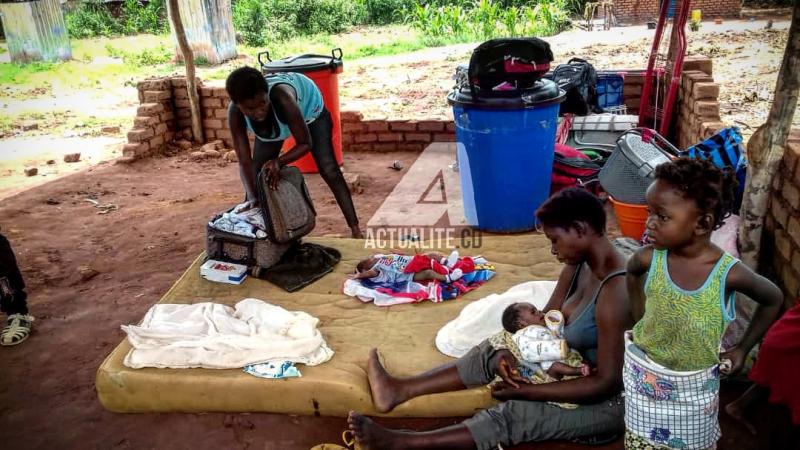 Les congolaises refoulées d'Angola avec leurs nourrissons à Kamako Les congolaises refoulées d'Angola avec leurs nourrissons à Kamako