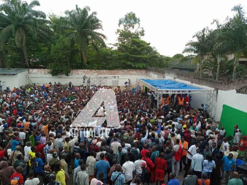 Les militants de l'UDPS au siÃ¨ge du parti pour Ã©couter Kabund qui demande Ã  FÃ©lix Tshisekedi de retirer sa signature de la dÃ©claration qui consacre Martin Fayulu candidat commun de l'opposition