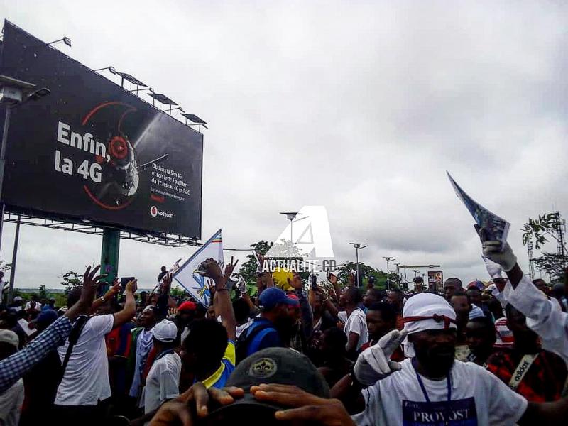 Les militants de l'UDPS et de l'UNC à l'aéroport de N'djili pour accueillir Vital Kamerhe et Félix Tshisekedi/Ph. Christine Tshibuyi Les militants de l'UDPS et de l'UNC à l'aéroport de N'djili pour accueillir Vital Kamerhe et Félix Tshisekedi/Ph. Christine Tshibuyi