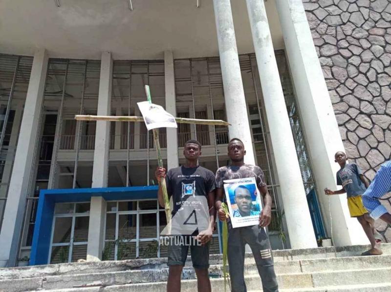 Les étudiants de l'UNIKIN brandissant la photo de l'un de deux de leurs tués lors des manifestations pour exiger la levée de la grève des professeurs Les étudiants de l'UNIKIN brandissant la photo de l'un de deux de leurs tués lors des manifestations pour exiger la levée de la grève des professeurs