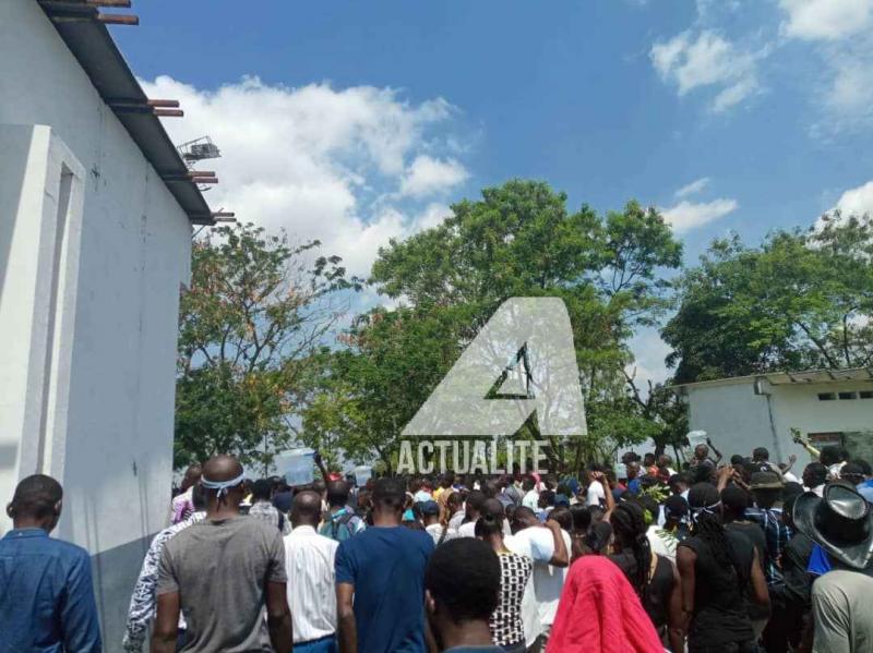 Les étudiants de l'UNIKIN à la morgue des cliniques universitaires à l'occasion de la levée des corps de deux de leurs camarades tués lors des manifestations Les étudiants de l'UNIKIN à la morgue des cliniques universitaires à l'occasion de la levée des corps de deux de leurs camarades tués lors des manifestations