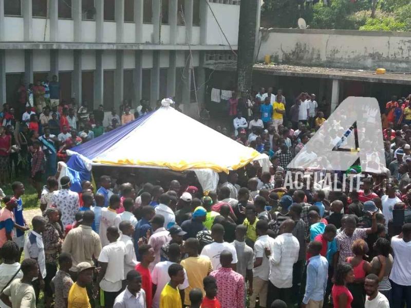 Les étudiants lors des hommages à leurs camarades tués lors des répressions policières des manifestations à l'UNIKIN Les étudiants lors des hommages à leurs camarades tués lors des répressions policières des manifestations à l'UNIKIN