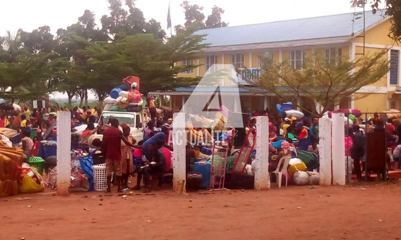 les congolais refoulés d'Angola, arrivés à la frontière à bord des camions des services de sécurité angolais les congolais refoulés d'Angola, arrivés à la frontière à bord des camions des services de sécurité angolais