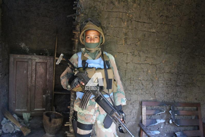 Un casque bleu de la MONUSCO dans une maison incendiée par les ADF Un casque bleu de la MONUSCO dans une maison incendiée par les ADF